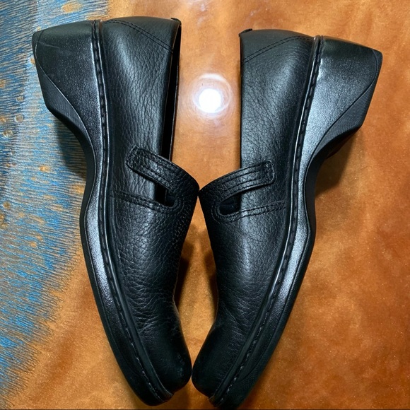 Clarks Black Leather Slip on heeled loafer size 8.5 - Picture 3 of 8